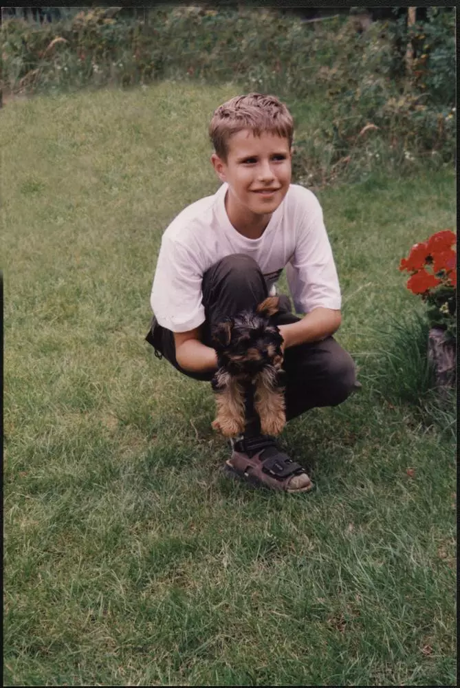 chłopak z psem na trawniku