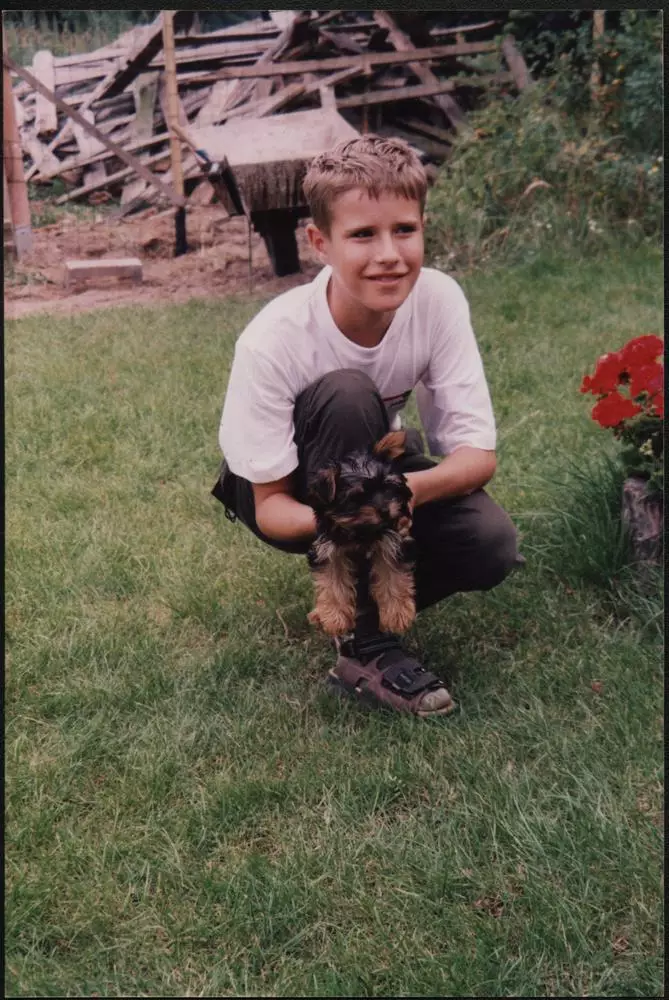 chłopak z psem na trawniku